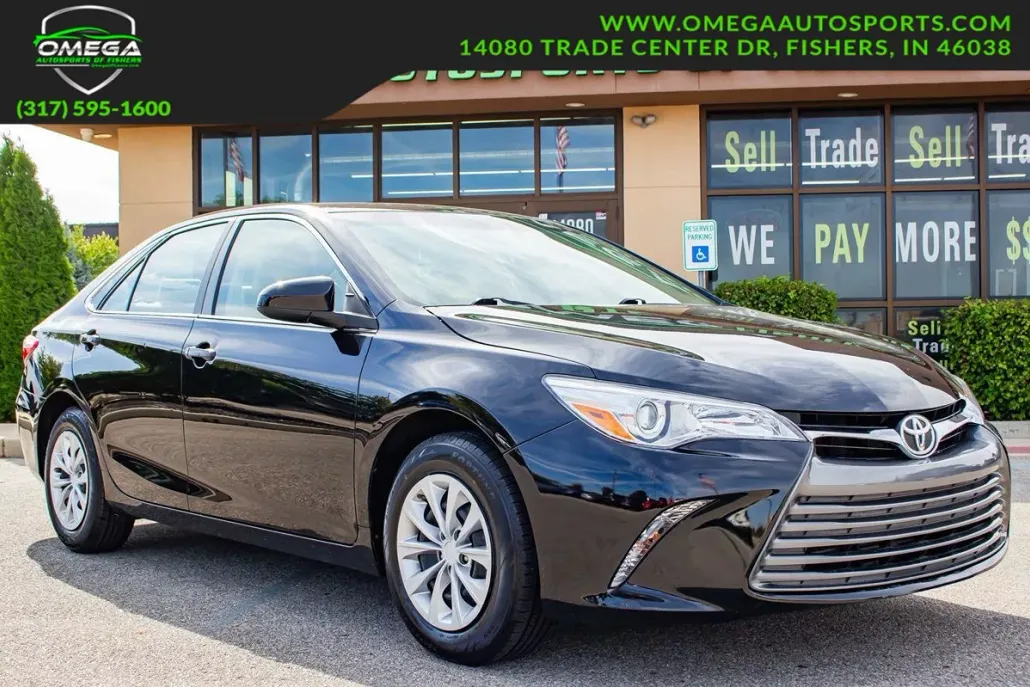 2016 Toyota Camry LE photo 1