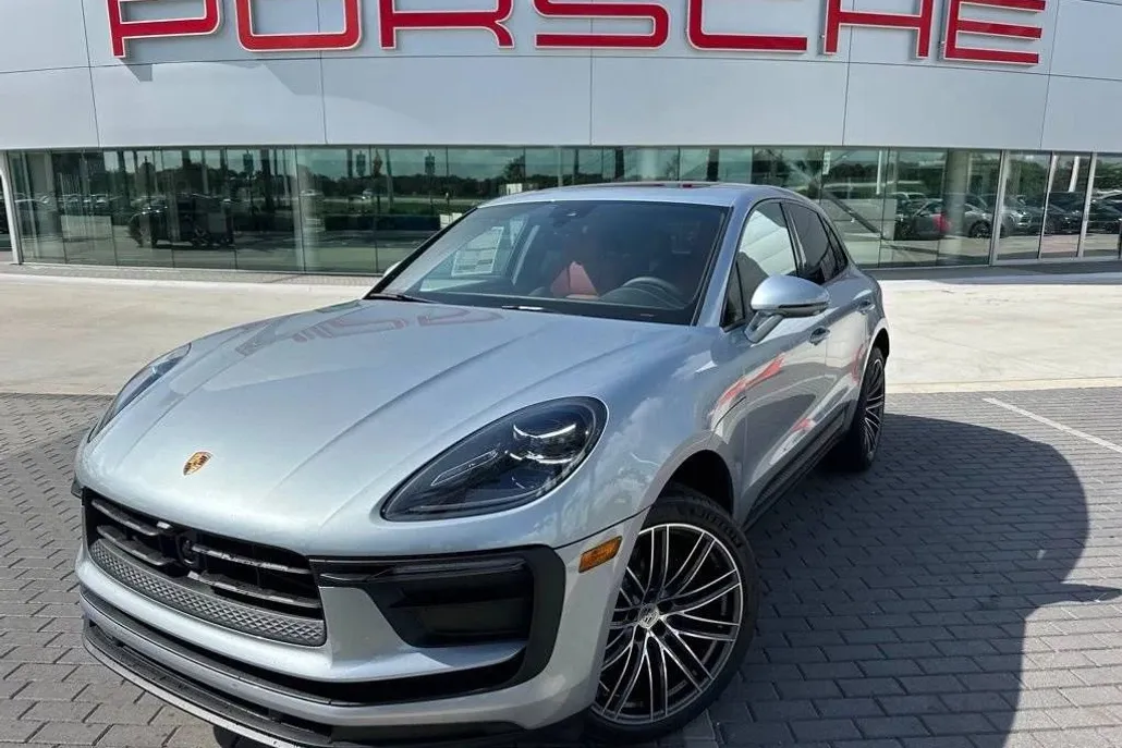 2025 Porsche Macan T photo 1
