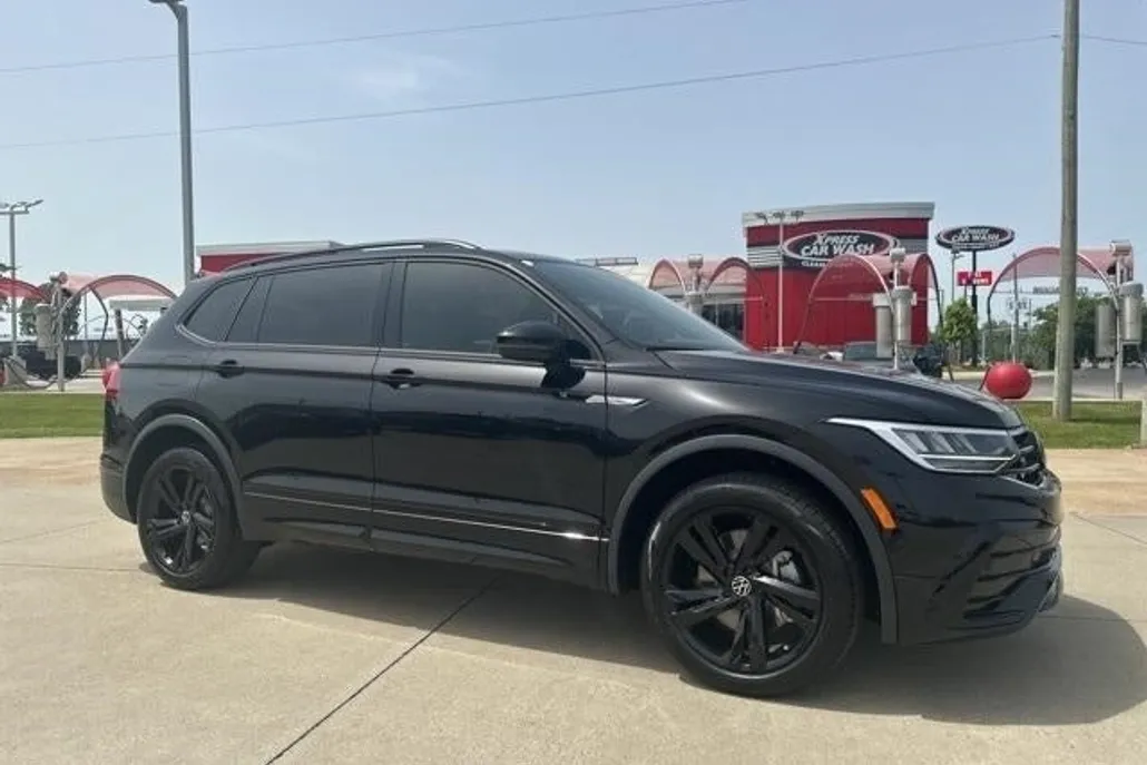2024 Volkswagen Tiguan SE R-Line Black photo 1