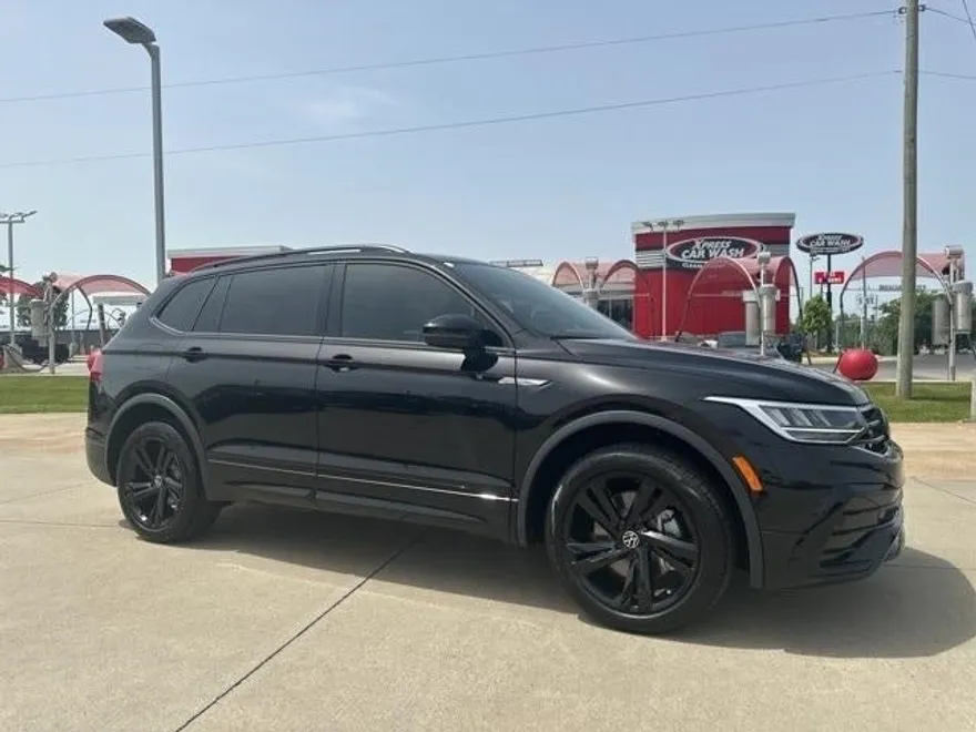 2024 Volkswagen Tiguan SE R-Line Black photo 1