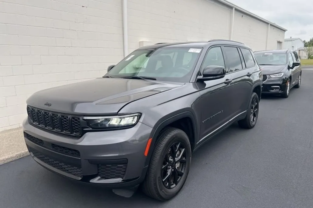 2024 Jeep Grand Cherokee Laredo Altitude photo 1