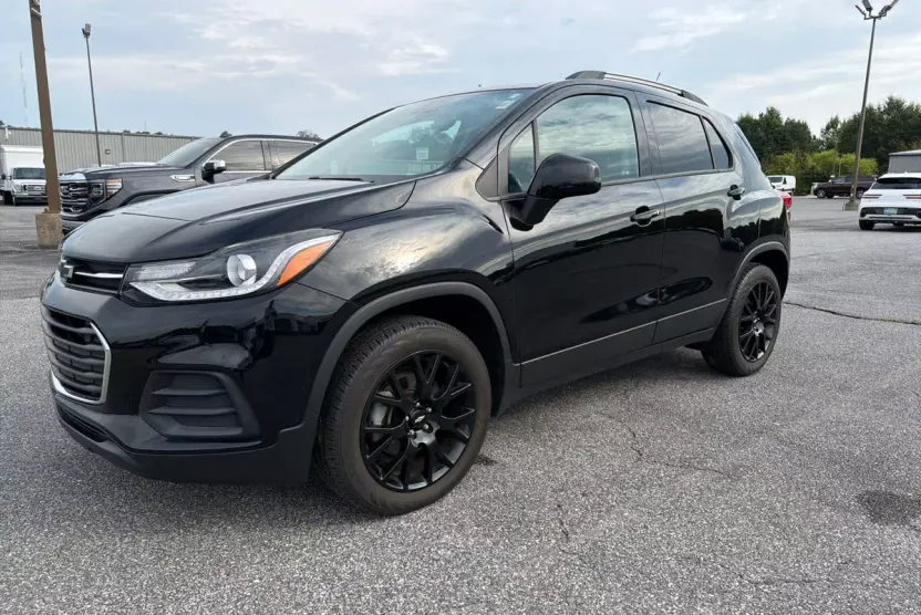 2022 Chevrolet Trax LT photo 1