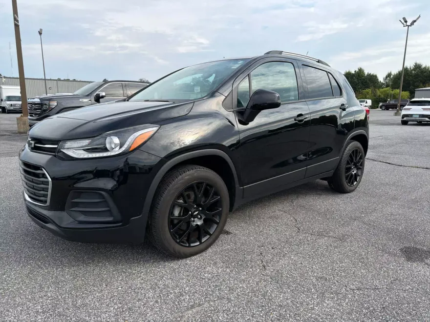 2022 Chevrolet Trax LT photo 1