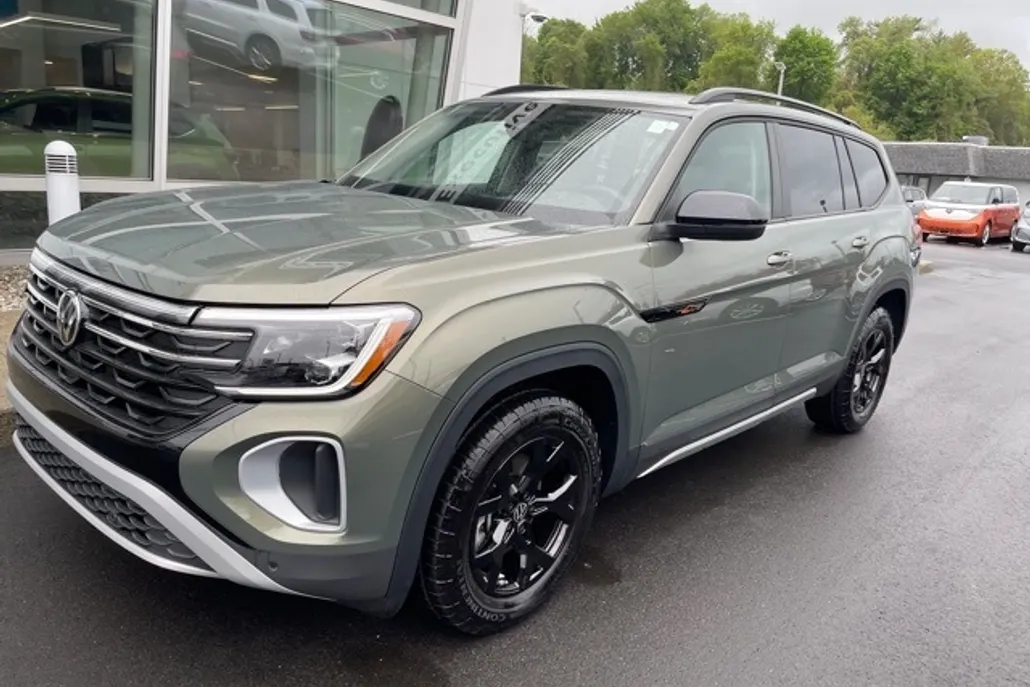 2024 Volkswagen Atlas Peak Edition SEL photo 1