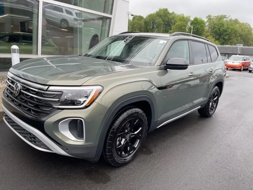 2024 Volkswagen Atlas Peak Edition SEL photo 1