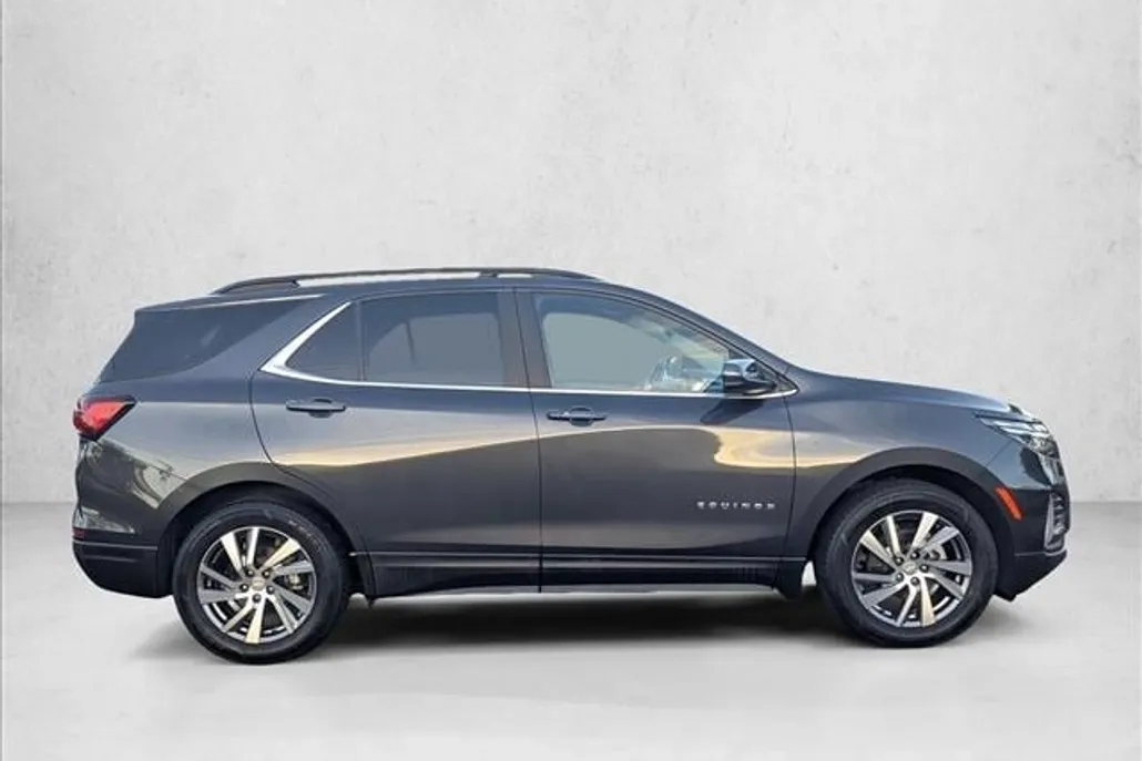 2022 Chevrolet Equinox LT photo 1
