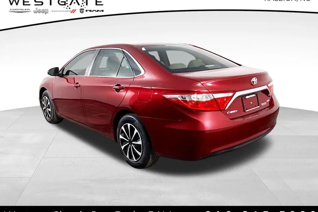 2017 Toyota Camry LE photo 1