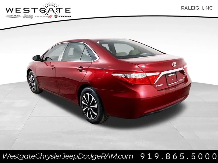 2017 Toyota Camry LE photo 1