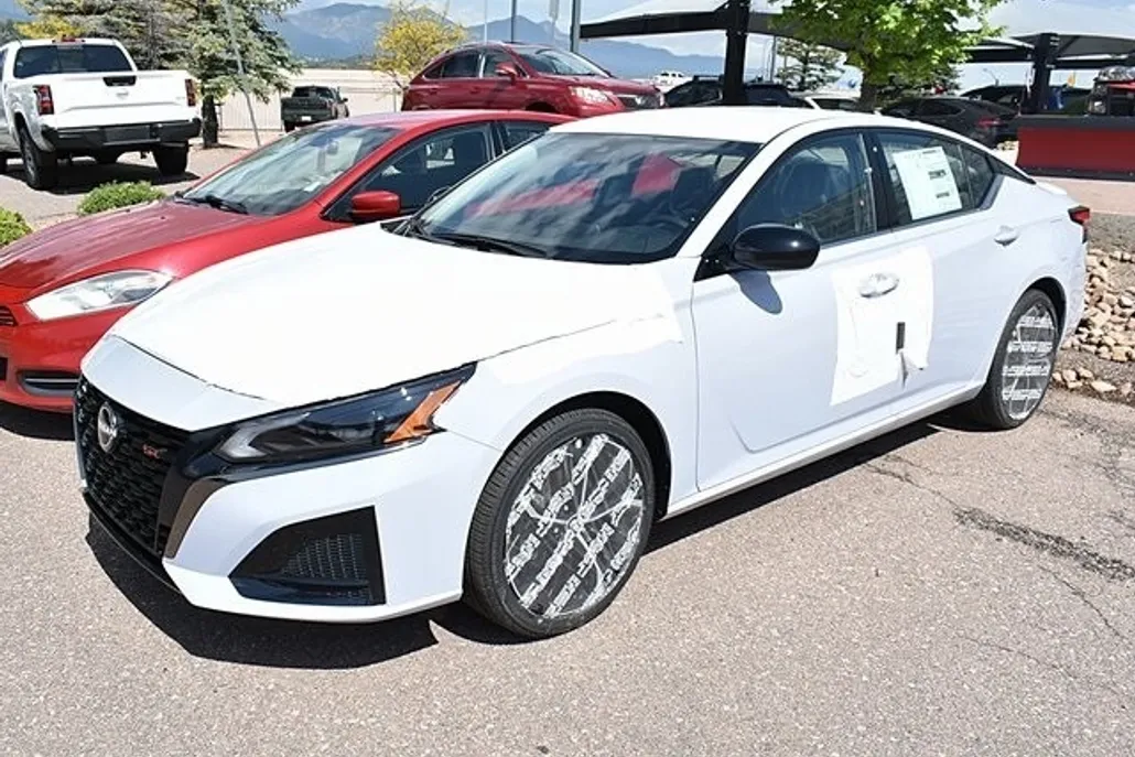 2025 Nissan Altima SR photo 1