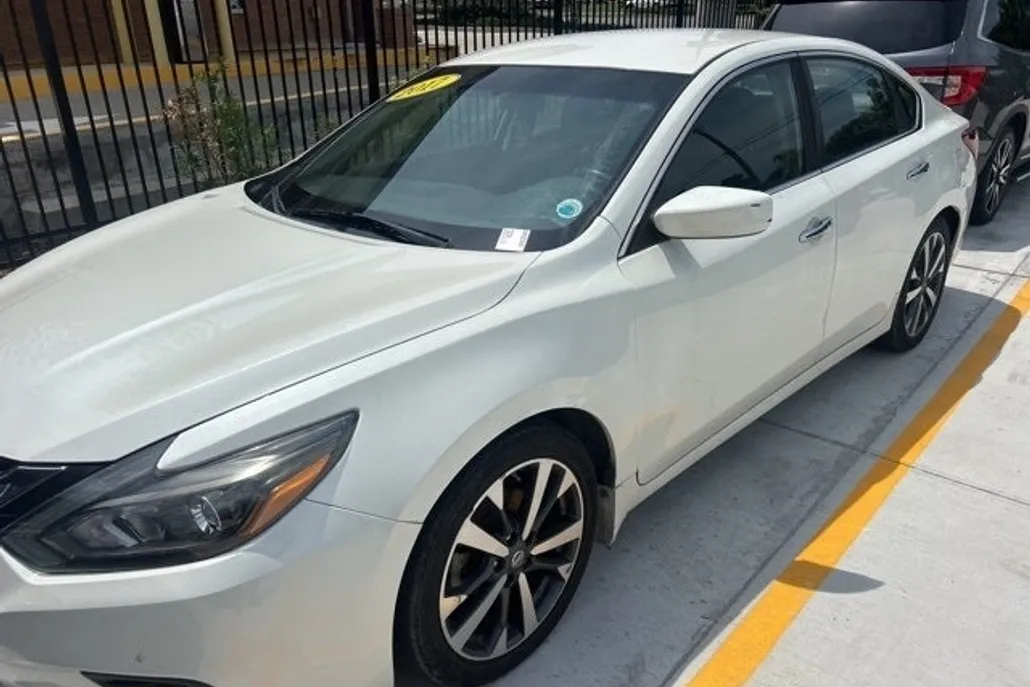 2017 Nissan Altima 2.5 SR photo 1