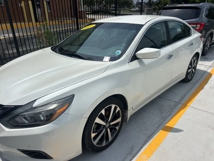 2017 Nissan Altima 2.5 SR photo 1