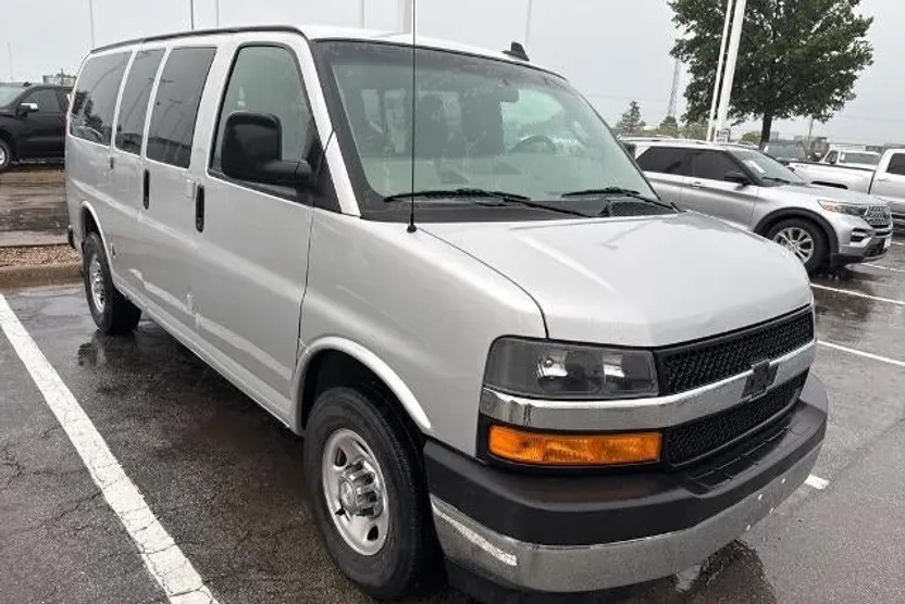 2018 Chevrolet Express 2500 LT Passenger photo 1