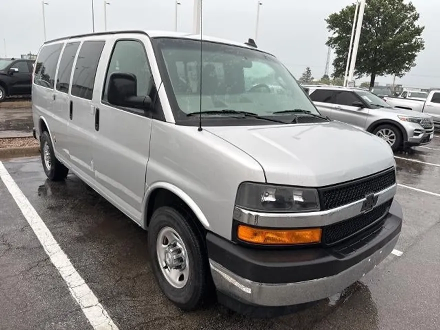 2018 Chevrolet Express 2500 LT Passenger photo 1