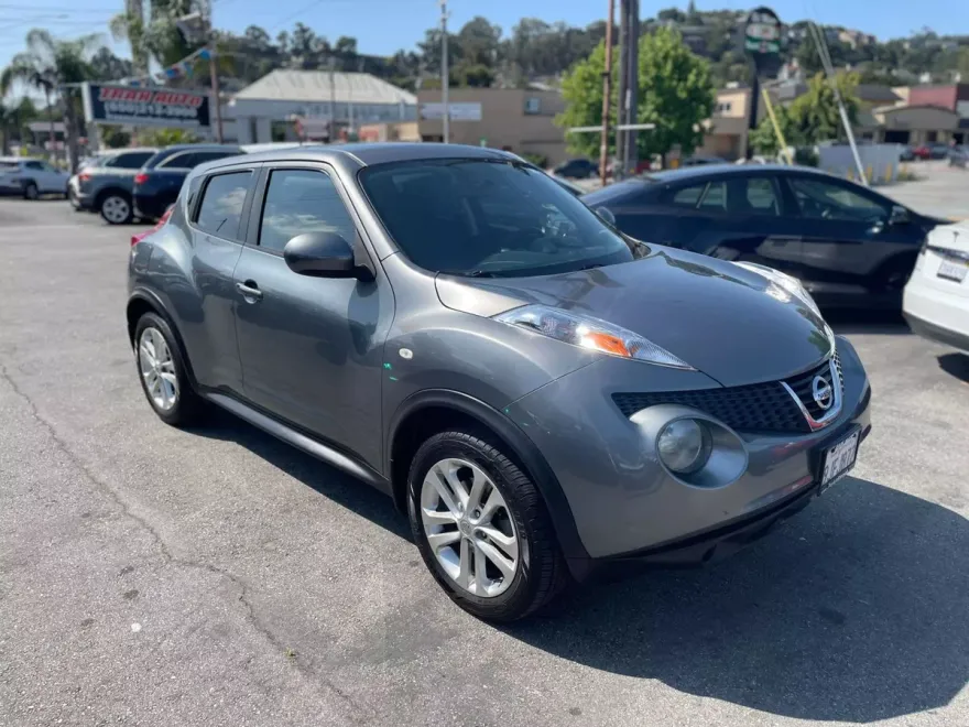 2012 Nissan Juke SV photo 1