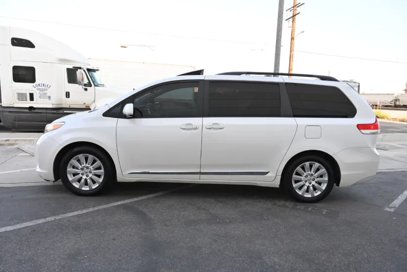 2012 Toyota Sienna Limited photo 1