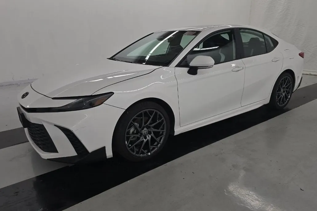 2025 Toyota Camry SE photo 1
