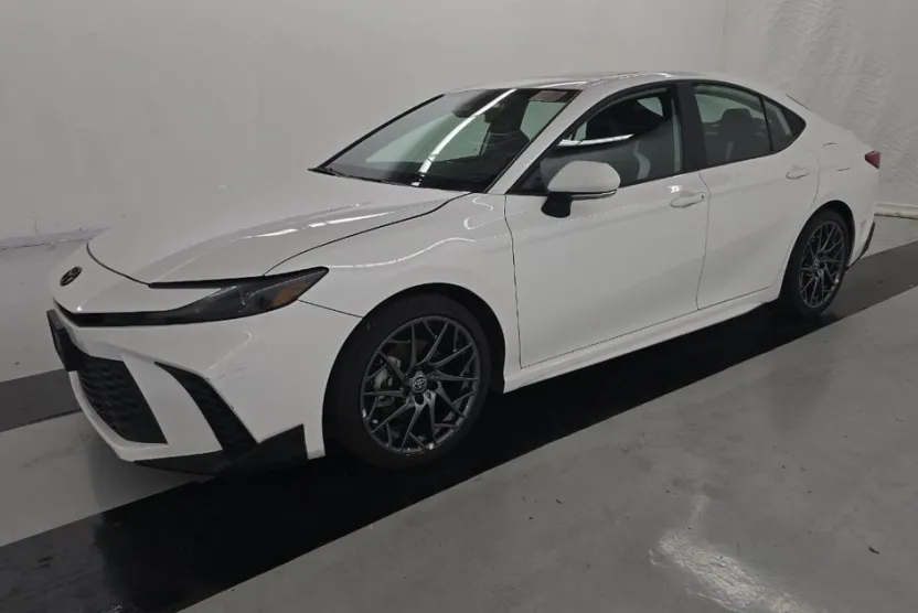 2025 Toyota Camry SE photo 1
