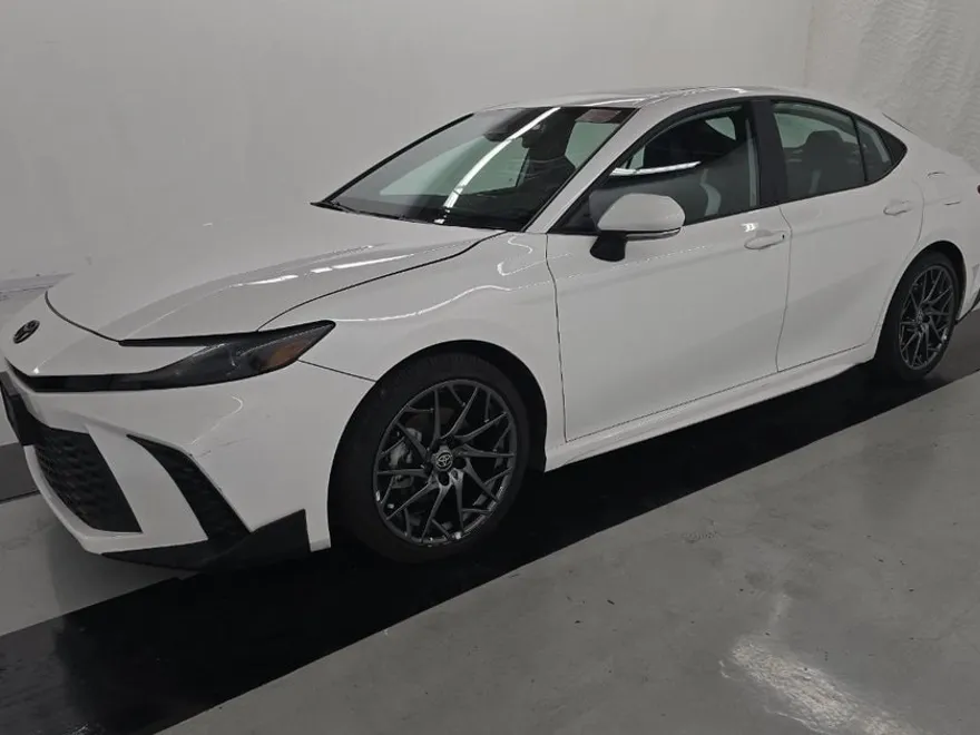 2025 Toyota Camry SE photo 1