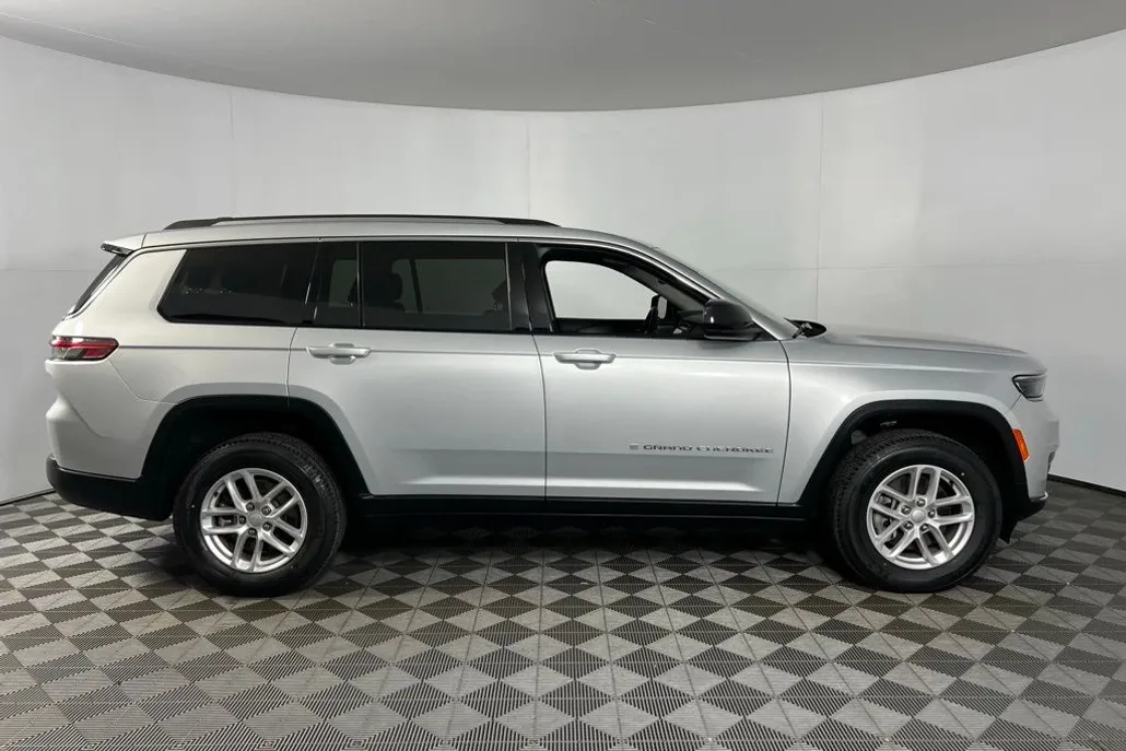 2023 Jeep Grand Cherokee Laredo photo 1