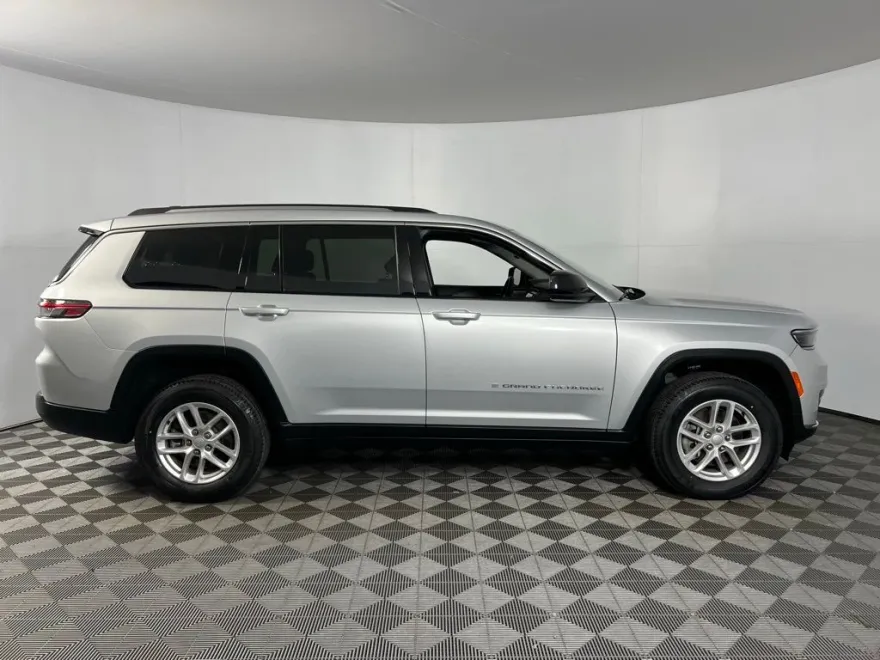 2023 Jeep Grand Cherokee Laredo photo 1