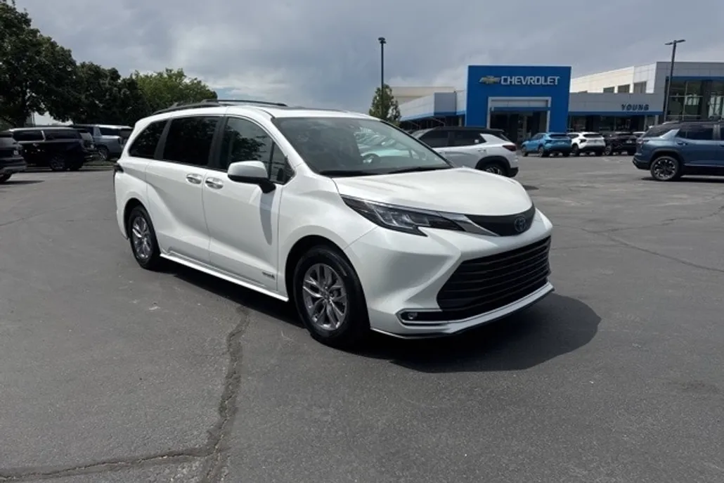 2021 Toyota Sienna XLE photo 1