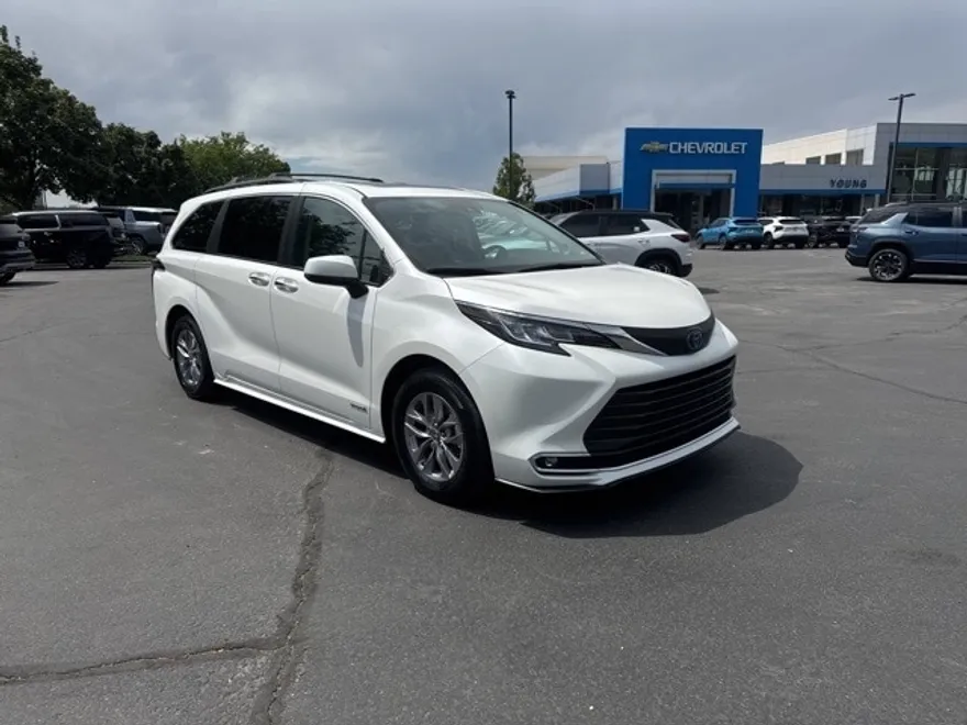 2021 Toyota Sienna XLE photo 1