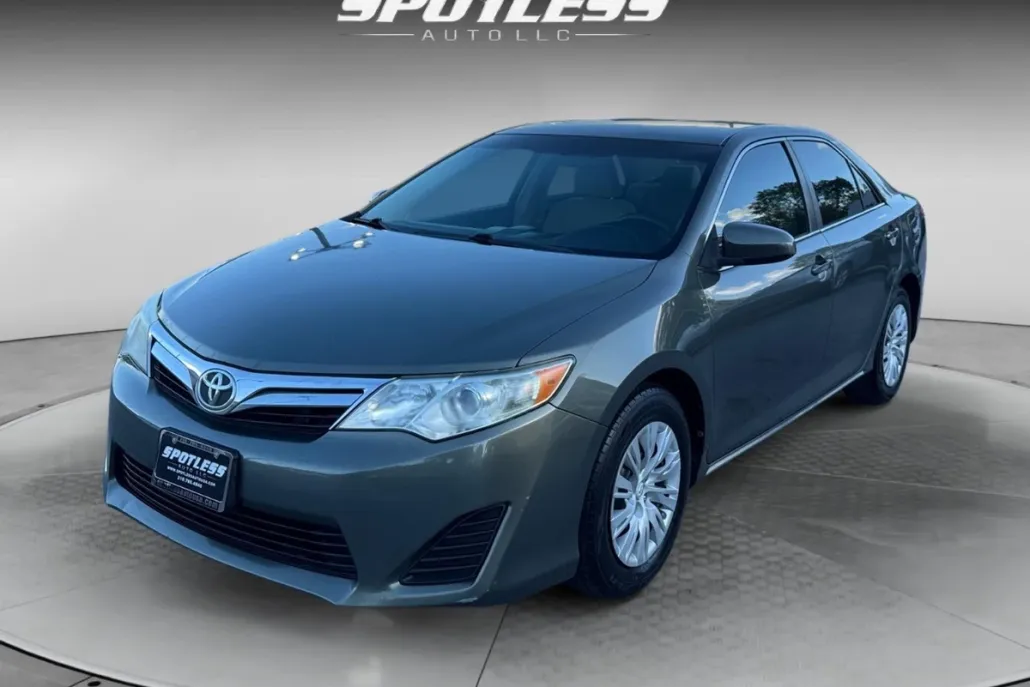 2013 Toyota Camry LE photo 1