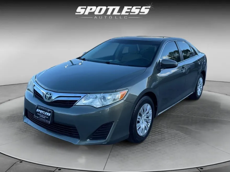 2013 Toyota Camry LE photo 1