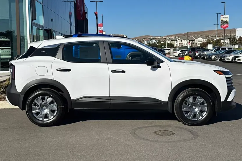2025 Nissan Kicks S photo 1