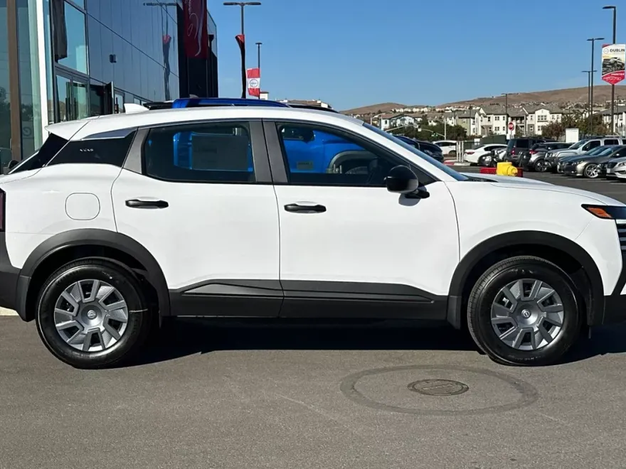 2025 Nissan Kicks S photo 1
