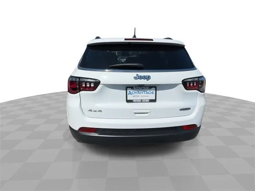 2022 Jeep Compass Latitude Lux photo 1