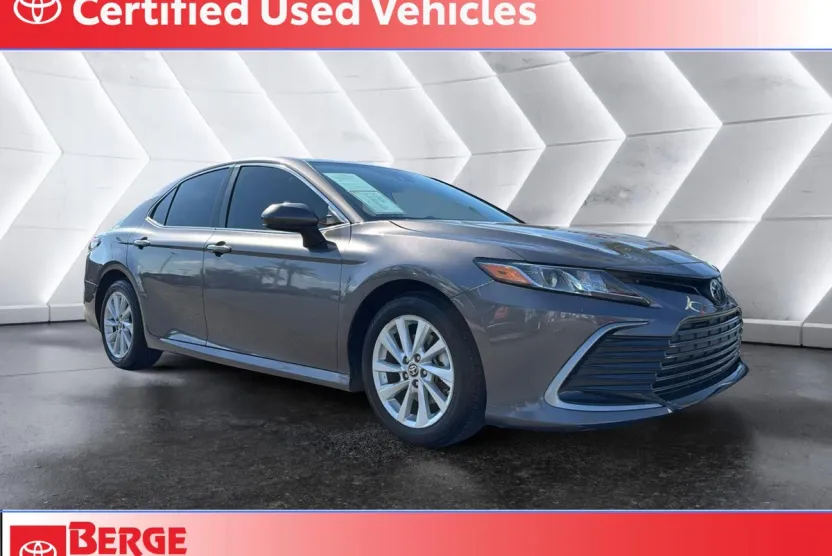 2021 Toyota Camry LE photo 1