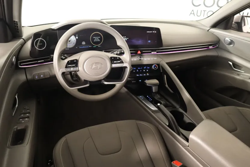2024 Hyundai Elantra SEL photo 1