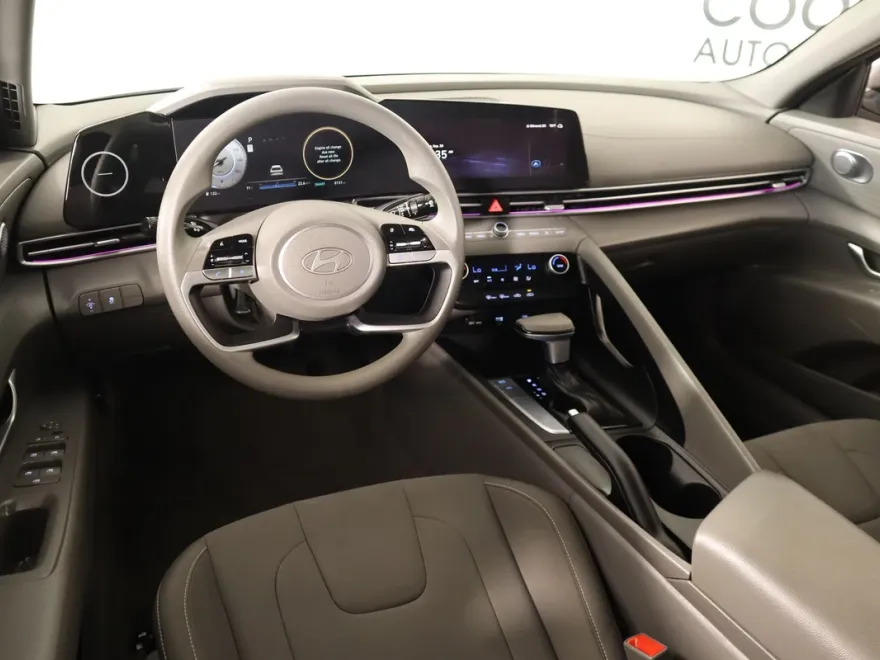 2024 Hyundai Elantra SEL photo 1