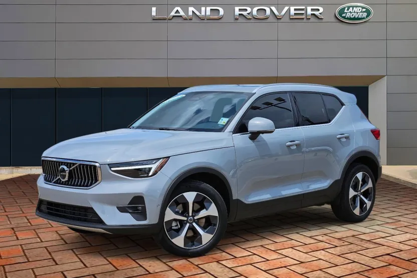 2025 Volvo XC40 Plus photo 1