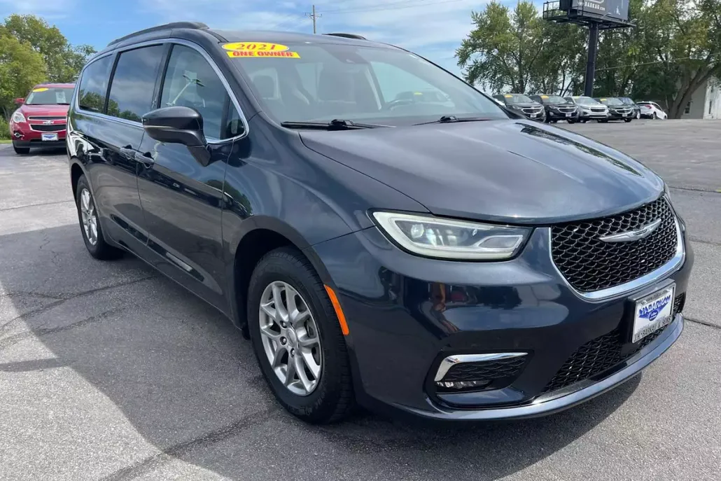 2021 Chrysler Pacifica Touring photo 1