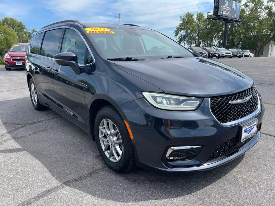 2021 Chrysler Pacifica Touring photo 1