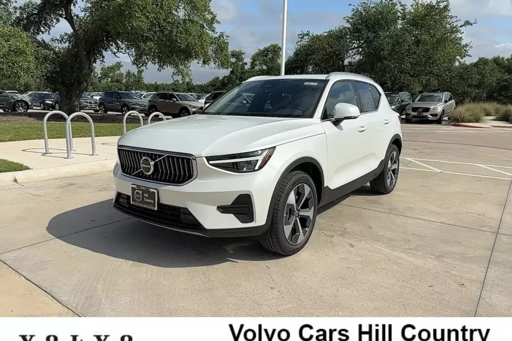 2025 Volvo XC40 Core photo 1