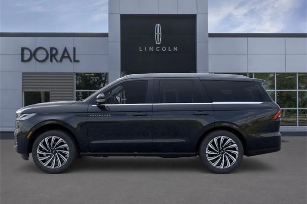 2025 Lincoln Navigator Black Label photo 1