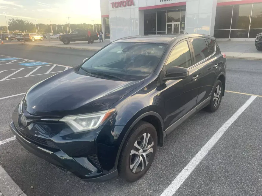 2018 Toyota RAV4 LE photo 1