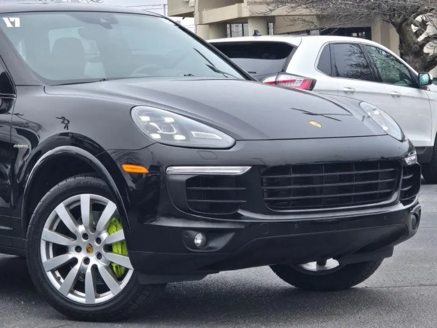 2017 Porsche Cayenne E-Hybrid S photo 2