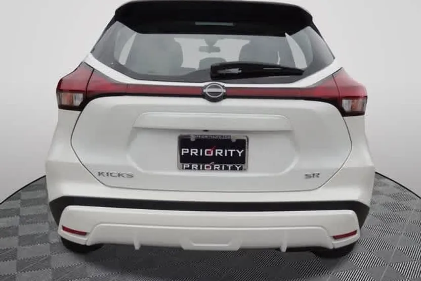 2024 Nissan Kicks SR photo 1