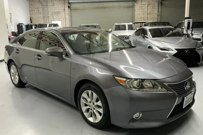 2015 Lexus ES 300h photo 1