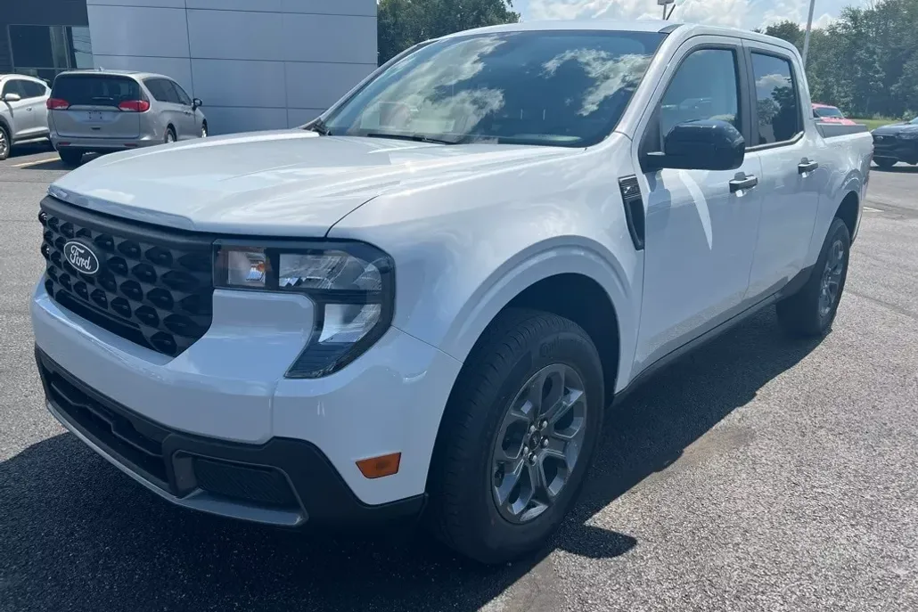 2025 Ford Maverick XLT photo 1