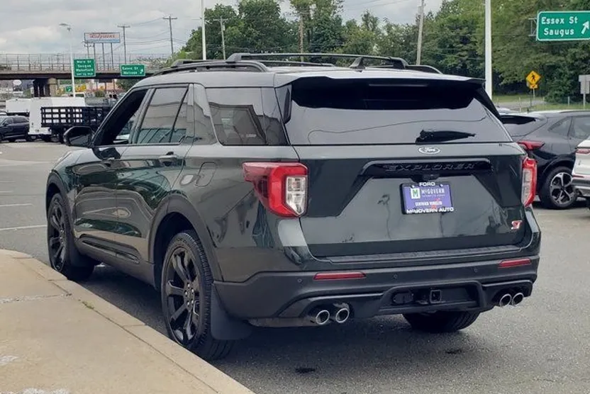 2022 Ford Explorer ST photo 1