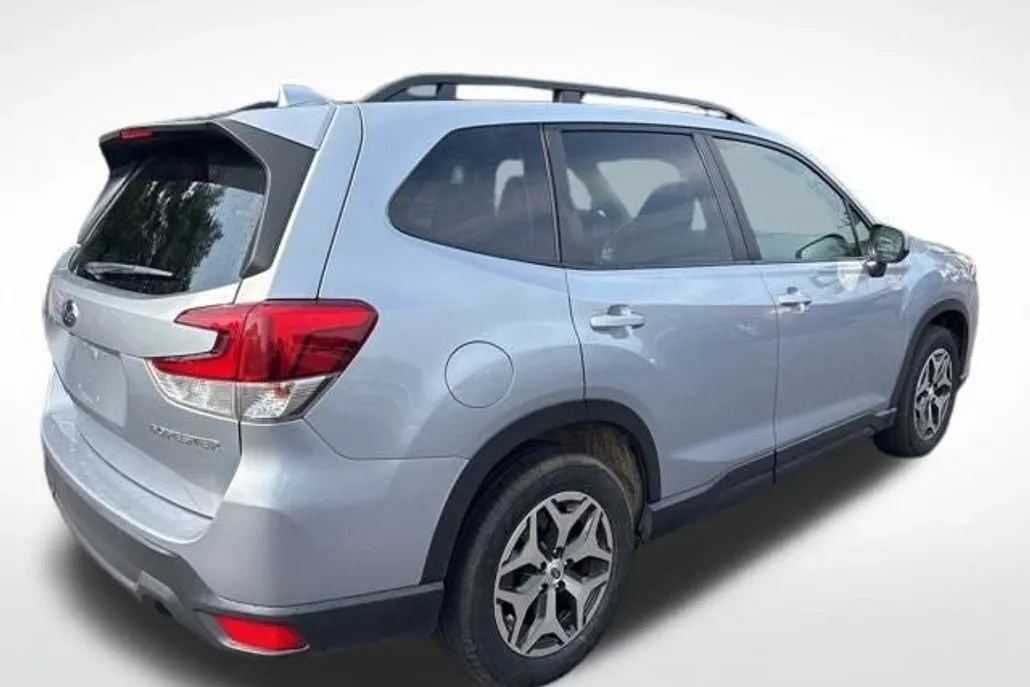 2022 Subaru Forester Premium photo 1
