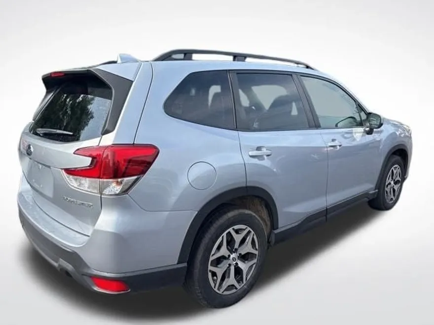 2022 Subaru Forester Premium photo 1
