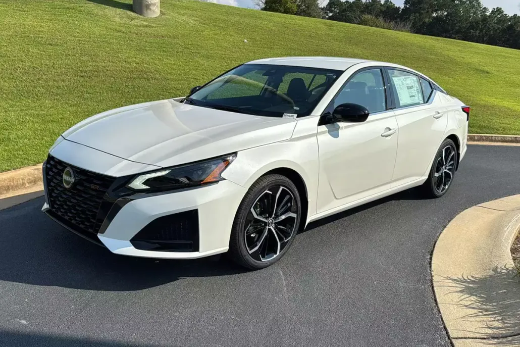 2025 Nissan Altima SR photo 1