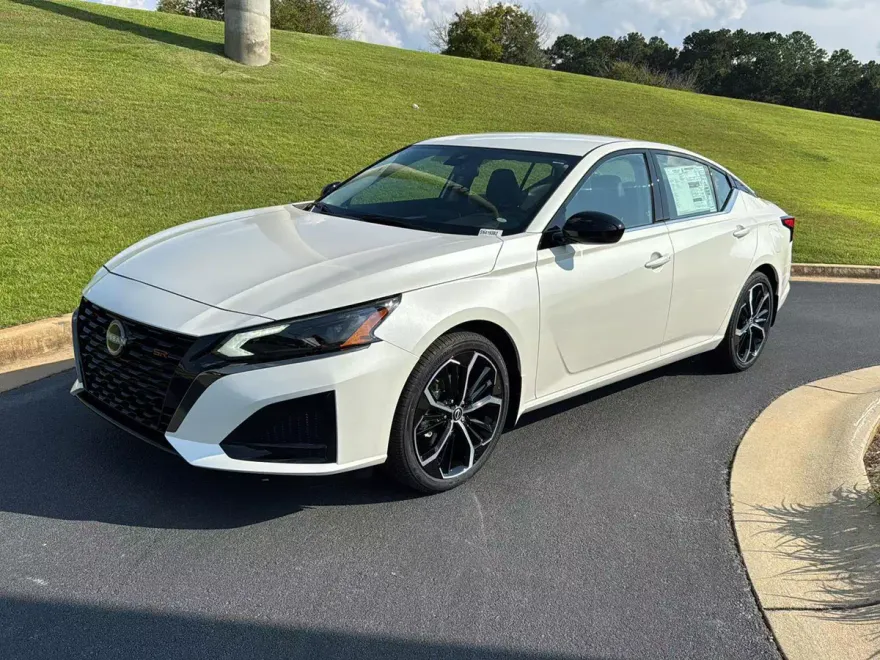 2025 Nissan Altima SR photo 1