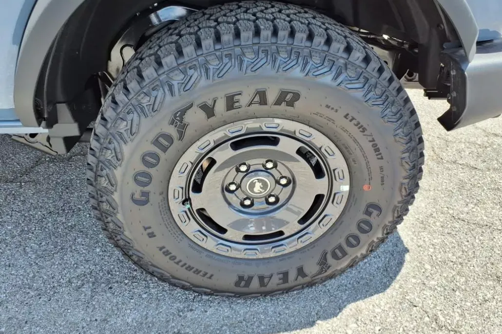 2025 Ford Bronco Base photo 1